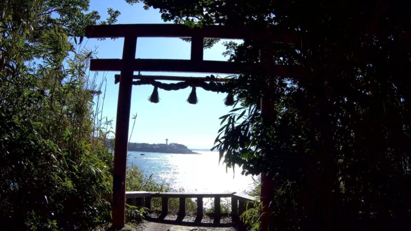 大湊神社の鳥居から望む若狭湾