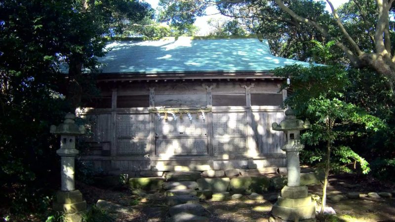 ひっそりと佇む「雄島」島内の「大湊神社」の拝殿