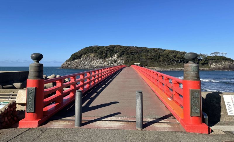 日本海の荒波を上から望める雄島橋