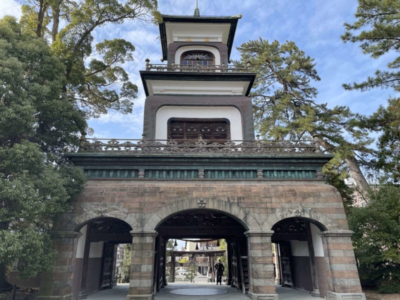 尾山神社の象徴ステンドグラスが映える神門