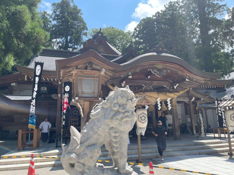 白山比咩神社の拝殿が祭の準備中