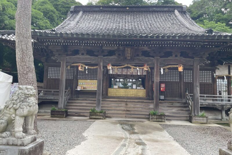 石浦神社の拝殿と狛犬