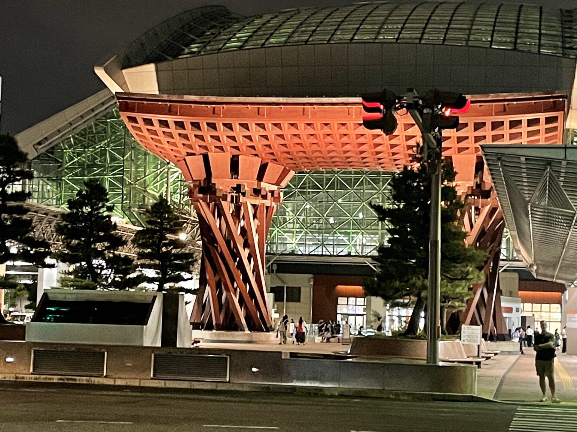 夜の金沢駅鼓門