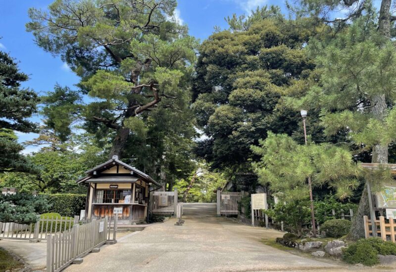 金澤神社から近い兼六園