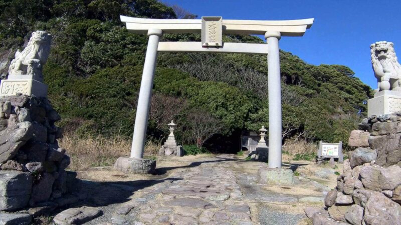 福井県雄島の鳥居と狛犬