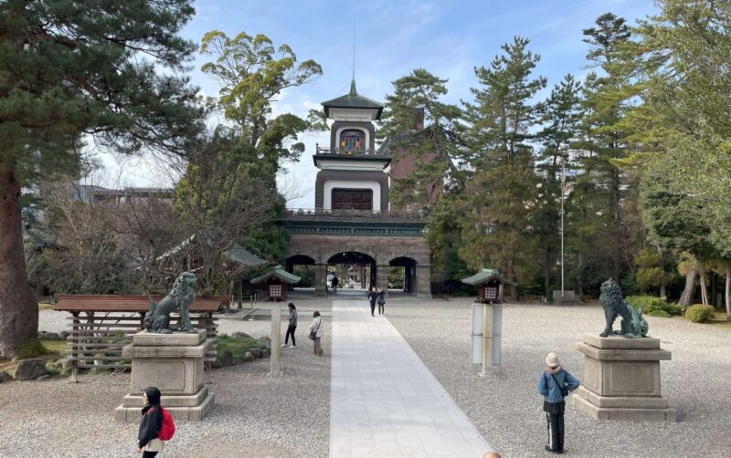 尾山神社の神門とステンドグラス