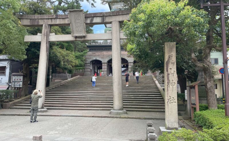 尾山神社鳥居前