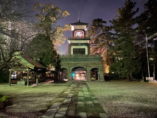 尾山神社神門のライトアップ