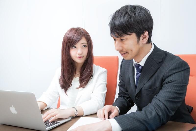 奥手男性が社内で行う仕事上の親切を見分ける